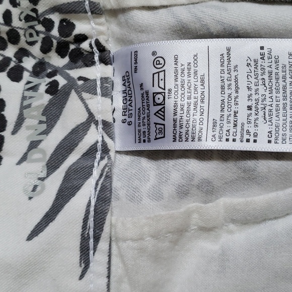 Old navy size 6 pixie shorts - Picture 2 of 4